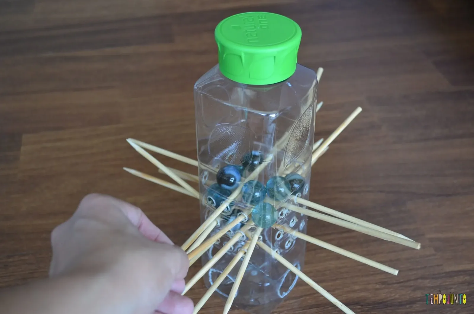 Brinquedo artesanal construído com garrafa PET e materiais simples