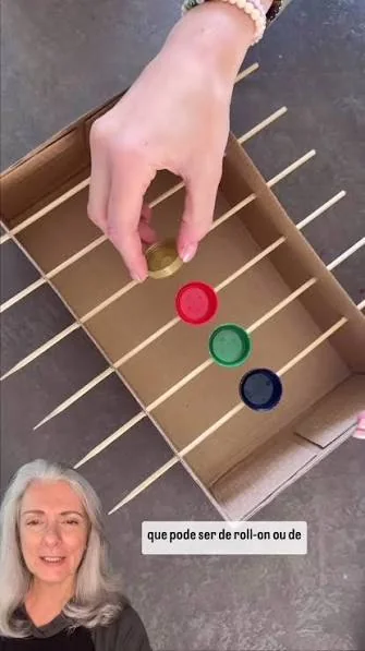 Jogo artesanal feito com papelão e tampinhas